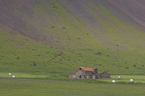 Old farm building with white silage bags, between Grof and Oxl