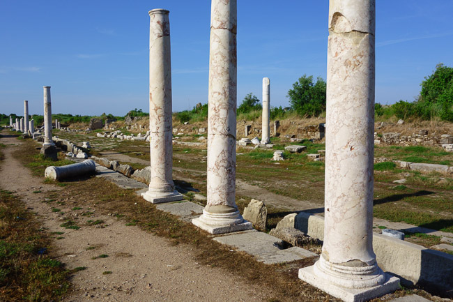 Avenue, Roman ruins, Side